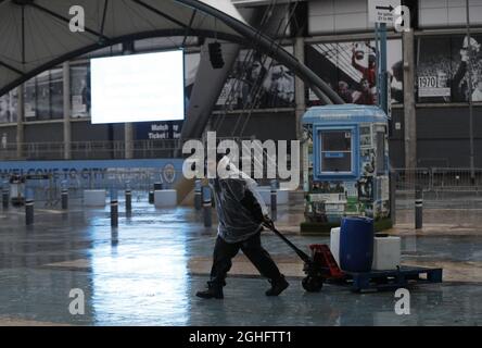 Un lavoratore fuori terra dopo la partita della Premier League tra Manchester City e West Ham United è stato rinviato a causa delle condizioni meteorologiche all'Etihad Stadium di Manchester. Data foto: 9 febbraio 2020. Il credito dovrebbe essere: Darren Staples/Sportimage via PA Images Foto Stock