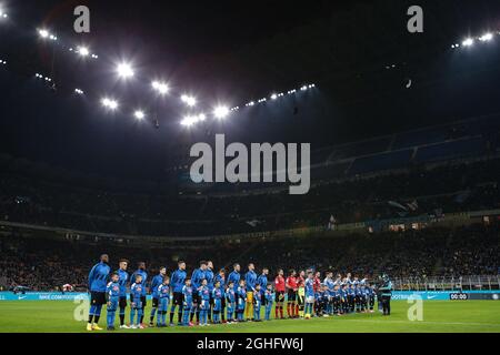 Le squadre e i funzionari si allineano prima del calcio d'inizio durante la partita Coppa Italia a Giuseppe Meazza, Milano. Data foto: 12 febbraio 2020. Il credito d'immagine dovrebbe essere: Jonathan Moscrop/Sportimage via PA Images Foto Stock