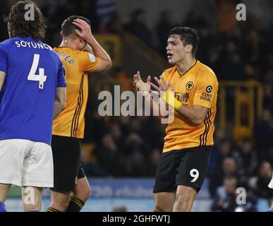 Raul Jimenez di Wolverhampton Wanderers si è rifusa dopo aver seguito la partita della Premier League a Molineux, Wolverhampton. Data foto: 14 febbraio 2020. Il credito dovrebbe essere: Darren Staples/Sportimage via PA Images Foto Stock