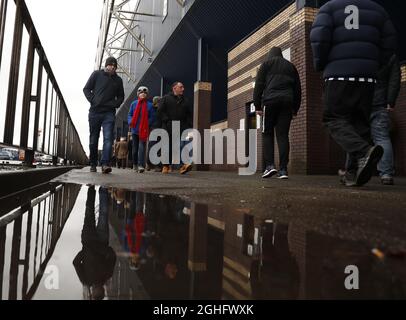 I fan che arrivano per la partita in un giorno piovoso prima della partita dello Sky Bet Championship presso gli Hawthorns, West Bromwich. Data foto: 15 febbraio 2020. Il credito dovrebbe essere: Darren Staples/Sportimage via PA Images Foto Stock