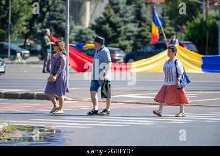 Bucarest, Romania - 07 agosto 2021: Persone che camminano per strada. Persone reali. Foto Stock