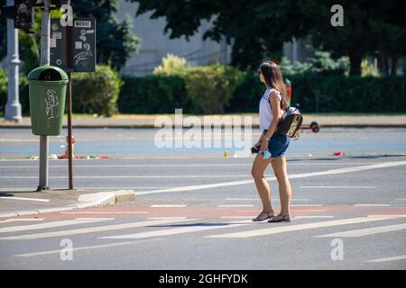 Bucarest, Romania - 07 agosto 2021: Donna che cammina per strada. Persone reali. Foto Stock