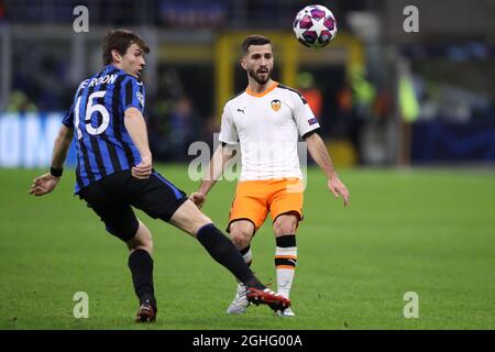 Il difensore spagnolo di Valencia, Jose Gaya, passa la palla davanti al centrocampista olandese Marten De Roon di Atalanta durante la partita della UEFA Champions League a Giuseppe Meazza, Milano. Data foto: 19 febbraio 2020. Il credito d'immagine dovrebbe essere: Jonathan Moscrop/Sportimage via PA Images Foto Stock