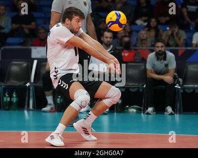 Tallinn, Estonia. 06 settembre 2021. Pallavolo: Campionato europeo, uomini, round preliminare, Germania - Francia: Julian Zenger dalla Germania prende la palla. Credit: Roman Koksarov/dpa/Alamy Live News Foto Stock