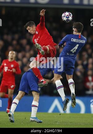 Robert Lewandowski del Bayern Monaco di Baviera ha tacked da Mateo Kovacic di Chelsea e Andreas Christensen di Chelsea durante la partita della UEFA Champions League a Stamford Bridge, Londra. Data foto: 25 febbraio 2020. Il credito dovrebbe essere: David Klein/Sportimage via PA Images Foto Stock