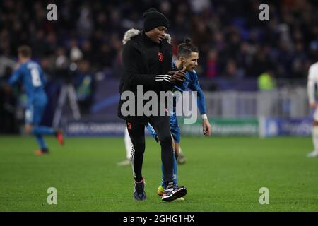 Un invasore di campo tenta di prendere un selfie con l'attaccante portoghese della Juventus Cristiano Ronaldo, ma viene spinto via dal giocatore della Juventus durante la partita della UEFA Champions League al Groupama Stadium di Lione. Data foto: 26 febbraio 2020. Il credito d'immagine dovrebbe essere: Jonathan Moscrop/Sportimage via PA Images Foto Stock