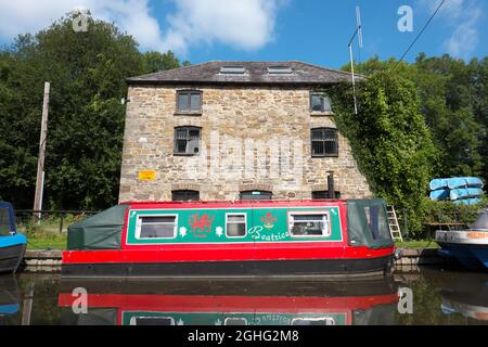 Govilon, Monmouthshire Galles - Canal boats sul Monmouthshire e Brecon Canal accanto a Govilon Wharf, vicino Abergavenny nel settembre 2021 Foto Stock