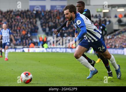 BrightonÕs Davy Proepper è sfidato da Crystal PalaceÕs Wilfried Zaha durante la partita della Premier League all'American Express Community Stadium, Brighton e Hove. Data foto: 29 febbraio 2020. Il credito dovrebbe essere: Paul Terry/Sportimage via PA Images Foto Stock