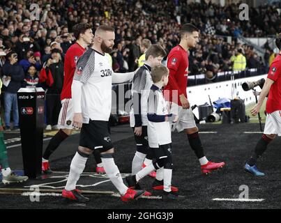 Wayne Rooney della contea di Derby esce come capitano contro la sua ex squadra durante la partita di fa Cup al Pride Park Stadium, Derby. Data foto: 5 marzo 2020. Il credito dovrebbe essere: Darren Staples/Sportimage via PA Images Foto Stock