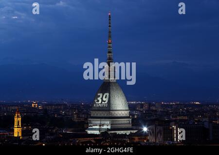 Un'immagine in memoria delle trentanove vittime del disastro dello stadio di Heysel durante la finale della Coppa europea tra Liverpool e Juventus del 1985, è proiettata sulla Mole Antonelliana di Torino. Data foto: 29 maggio 2020. Il credito d'immagine dovrebbe essere: Jonathan Moscrop/Sportimage via PA Images Foto Stock