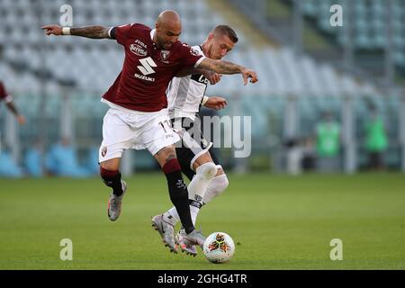 L'attaccante italiano del Torino FC Simone Zaza si inonda con il centrocampista slovacco di Parma Calcio Juraj Kucka durante la partita della Serie A allo Stadio Grande Torino, Torino. Data foto: 20 giugno 2020. Il credito d'immagine dovrebbe essere: Jonathan Moscrop/Sportimage via PA Images Foto Stock