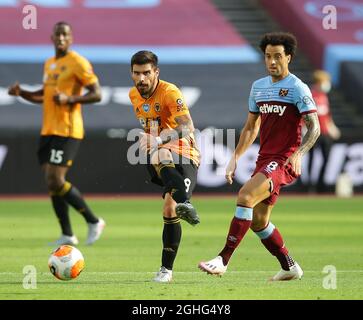 Il West Ham's Felipe Anderson Tussles Wolves Ruben Neves durante la partita della Premier League al London Stadium di Londra. Data foto: 20 giugno 2020. Il credito dovrebbe essere: David Klein/Sportimage via PA Images Foto Stock