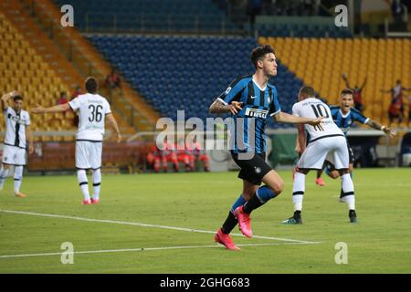 Il difensore italiano di Inter Alessandro Bastoni festeggia dopo aver segnato un ultimo header per dare al fianco un 2-1 di vantaggio durante la Serie A match allo Stadio Ennio Tardini di Parma. Data foto: 28 giugno 2020. Il credito d'immagine dovrebbe essere: Jonathan Moscrop/Sportimage via PA Images Foto Stock