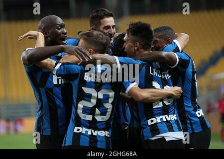 Il difensore italiano di Inter Alessandro Bastoni festeggia con i compagni di squadra dopo aver segnato un ultimo header per dare al fianco una 2-1 leadership durante la serie A partita allo Stadio Ennio Tardini di Parma. Data foto: 28 giugno 2020. Il credito d'immagine dovrebbe essere: Jonathan Moscrop/Sportimage via PA Images Foto Stock