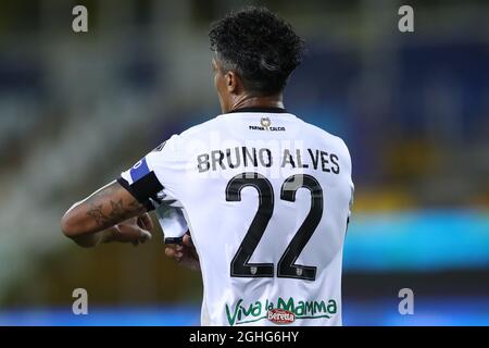Il difensore portoghese di Parma Calcio Bruno Alves regola la fascia del suo capitano durante la partita della Serie A allo Stadio Ennio Tardini di Parma. Data foto: 28 giugno 2020. Il credito d'immagine dovrebbe essere: Jonathan Moscrop/Sportimage via PA Images Foto Stock