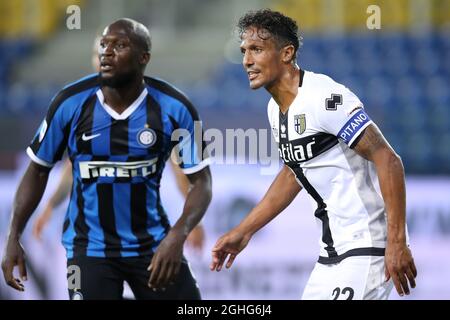 Il difensore portoghese di Parma Calcio Bruno Alves e l'attaccante belga dell'Inter Romelu Lukaku durante la partita della Serie A allo Stadio Ennio Tardini di Parma. Data foto: 28 giugno 2020. Il credito d'immagine dovrebbe essere: Jonathan Moscrop/Sportimage via PA Images Foto Stock
