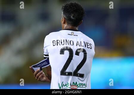 Il difensore portoghese di Parma Calcio Bruno Alves regola la fascia del suo capitano durante la partita della Serie A allo Stadio Ennio Tardini di Parma. Data foto: 28 giugno 2020. Il credito d'immagine dovrebbe essere: Jonathan Moscrop/Sportimage via PA Images Foto Stock