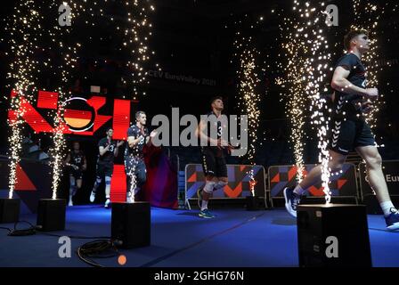 Tallinn, Estonia. 06 settembre 2021. Pallavolo: Campionato europeo, uomini, round preliminare, Germania - Francia: I giocatori tedeschi corrono sul campo. Credit: Roman Koksarov/dpa/Alamy Live News Foto Stock