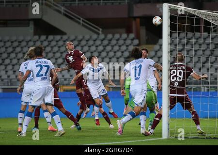 L'attaccante italiano del Torino FC Simone Zaza si dirige sul crossbar durante la partita della Serie A allo Stadio Grande Torino. Data foto: 8 luglio 2020. Il credito d'immagine dovrebbe essere: Jonathan Moscrop/Sportimage via PA Images Foto Stock