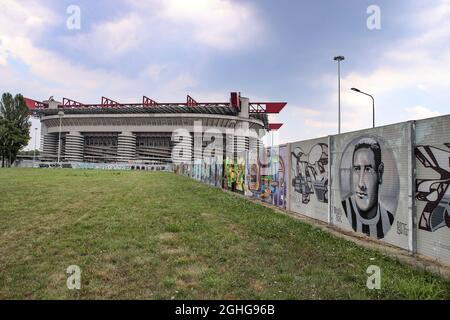 Un murale che porta allo stadio raffigurante l'Italia, l'AC Milan e la leggenda Internazionale Giuseppe Meazza è raffigurato prima della partita della Serie A a a Giuseppe Meazza, Milano. Data foto: 15 luglio 2020. Il credito d'immagine dovrebbe essere: Jonathan Moscrop/Sportimage via PA Images Foto Stock