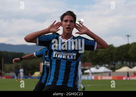 Cesare Casadei di Internazionale festeggia dopo aver segnato per dare al fianco un vantaggio di 1-0 nel corso della partita della UEFA Youth League al Cosovray Sports Center di Nyon. Data foto: 16 agosto 2020. Il credito d'immagine dovrebbe essere: Jonathan Moscrop/Sportimage via PA Images Foto Stock