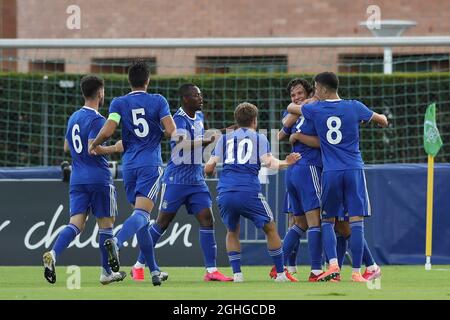 I giocatori di Dinamo Zagreb festeggiano dopo che Bernard Karrica ha segnato per dare al fianco un vantaggio di 1-0 durante la partita della UEFA Youth League al Cosovray Sports Center di Nyon. Data foto: 18 agosto 2020. Il credito d'immagine dovrebbe essere: Jonathan Moscrop/Sportimage via PA Images Foto Stock