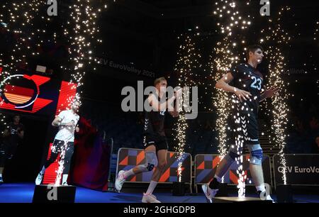 Tallinn, Estonia. 06 settembre 2021. Pallavolo: Campionato europeo, uomini, round preliminare, Germania - Francia: I giocatori tedeschi corrono sul campo. Credit: Roman Koksarov/dpa/Alamy Live News Foto Stock