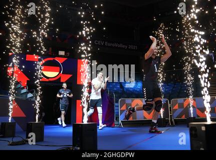 Tallinn, Estonia. 06 settembre 2021. Pallavolo: Campionato europeo, uomini, round preliminare, Germania - Francia: I giocatori tedeschi corrono sul campo. Credit: Roman Koksarov/dpa/Alamy Live News Foto Stock