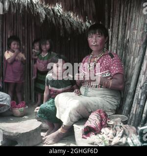 Una donna e figli del popolo Kuna, Isole San Blas, 1953 Foto Stock