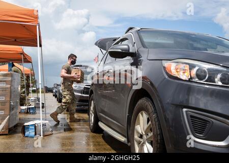 Thibodaux, Stati Uniti d'America. 01 Settembre 2021. Thibodaux, Stati Uniti d'America. 01 Settembre 2021. Louisiana National Guard Airman assistere nella distribuzione di ghiaccio, cibo e acqua ai residenti dopo l'uragano di Categoria 4 Ida 1 settembre 2021 a Thibodaux, Louisiana. Credito: SSgt. Ryan J. Sonnier/U.S.A. Air Force/Alamy Live News Foto Stock