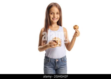 Bambina che tiene biscotti con scaglie di cioccolato e sorride isolato su sfondo bianco Foto Stock