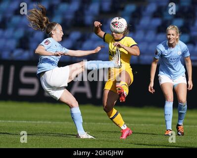 Kiera Walsh di Manchester City (L) vies con Kit Graham di Tottenham Hotspur durante la partita di fa WomenÕs Super League allo stadio Manchester City Academy di Manchester. Data foto: 4 ottobre 2020. Il credito dovrebbe essere: Andrew Yates/Sportimage via PA Images Foto Stock