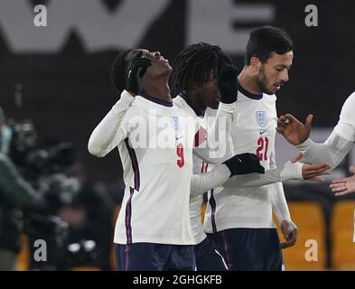 Eddie Nketiah d'Inghilterra (l) celebra il secondo gol e diventa il miglior marcatore U21 d'Inghilterra durante la partita di qualificazione UEFA euro U21 a Molineux, Wolverhampton. Data foto: 13 ottobre 2020. Il credito dovrebbe essere: Andrew Yates/Sportimage via PA Images Foto Stock