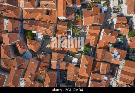 Vista dall'alto dei tetti marroni delle case nel centro storico di Budva Foto Stock