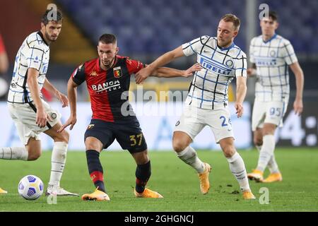 Marko Pjaca di Genova il CFC tiene fuori la sfida di Christian Eriksen di Internazionale mentre Andrea Ranocchia di Internazionale guarda durante la serie A a a Luigi Ferraris di Genova. Data foto: 24 ottobre 2020. Il credito d'immagine dovrebbe essere: Jonathan Moscrop/Sportimage via PA Images Foto Stock