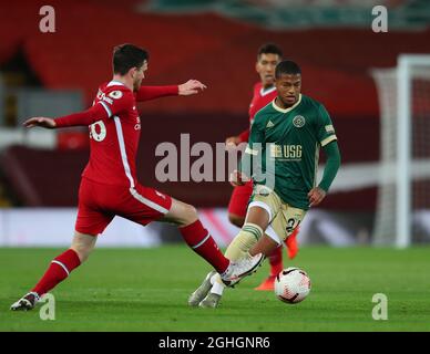 Andrew Robertson di Liverpool si unisce al rhian Brewster di Sheffield United durante la partita della Premier League ad Anfield, Liverpool. Data foto: 24 ottobre 2020. Il credito dovrebbe essere: Simon Bellis/Sportimage via PA Images Foto Stock