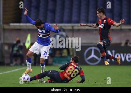 Luca Pellegrini di Genova CFC scivola a sfidare Mehdi Leris di UC Sampdoria mentre Filippo Melegoni di Genova cFC salta per evitare il compagno di squadra durante la serie A alla gara Luigi Ferraris di Genova. Data foto: 1 novembre 2020. Il credito d'immagine dovrebbe essere: Jonathan Moscrop/Sportimage via PA Images Foto Stock