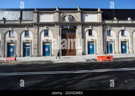 Un uomo passa davanti all'originale facciata dello Stadio Atelti D'Azzurri, conservata durante la ricostruzione a causa di un ordine di conservazione prima della Serie A allo Stadio Gewiss di Bergamo. Data foto: 8 novembre 2020. Il credito d'immagine dovrebbe essere: Jonathan Moscrop/Sportimage via PA Images Foto Stock