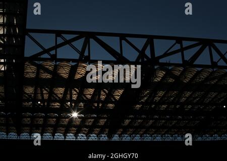 Il sole splende attraverso il tetto dello Stadio San Siro durante la partita della Serie A a a Giuseppe Meazza, Milano. Data foto: 22 novembre 2020. Il credito d'immagine dovrebbe essere: Jonathan Moscrop/Sportimage via PA Images Foto Stock