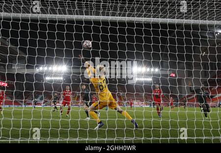 Caoimhin Kelleher di Liverpool crea un modulo di salvataggio Klass Jan Huntelaar di Ajax durante la partita della UEFA Champions League ad Anfield, Liverpool. Data foto: 1 dicembre 2020. Il credito dovrebbe essere: Darren Staples/Sportimage via PA Images Foto Stock