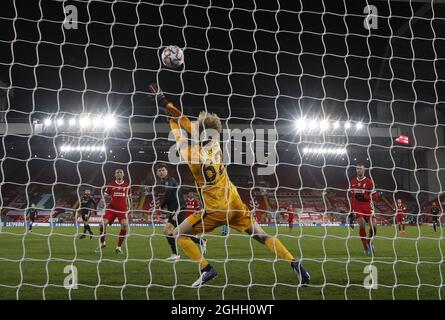 Caoimhin Kelleher di Liverpool crea un modulo di salvataggio Klass Jan Huntelaar di Ajax durante la partita della UEFA Champions League ad Anfield, Liverpool. Data foto: 1 dicembre 2020. Il credito dovrebbe essere: Darren Staples/Sportimage via PA Images Foto Stock