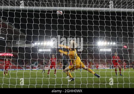 Caoimhin Kelleher di Liverpool crea un modulo di salvataggio Klass Jan Huntelaar di Ajax durante la partita della UEFA Champions League ad Anfield, Liverpool. Data foto: 1 dicembre 2020. Il credito dovrebbe essere: Darren Staples/Sportimage via PA Images Foto Stock