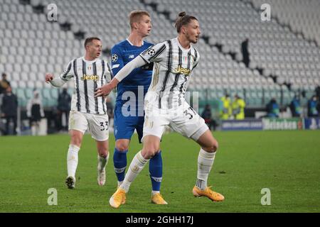 Radu Dragusin della Juventus tiene sotto controllo Vladyslav Supryaha della FC Dynamo Kyiv durante la partita della UEFA Champions League allo stadio Allianz di Torino. Data foto: 2 dicembre 2020. Il credito d'immagine dovrebbe essere: Jonathan Moscrop/Sportimage via PA Images Foto Stock