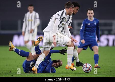 Vladyslav Supryaha della FC Dynamo Kyiv si abbaglia sotto pressione di Radu Dragusin e Weston McKennie della Juventus durante la partita della UEFA Champions League allo Stadio Allianz di Torino. Data foto: 2 dicembre 2020. Il credito d'immagine dovrebbe essere: Jonathan Moscrop/Sportimage via PA Images Foto Stock