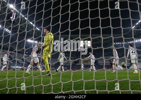 Wojciech Szczesny della Juventus reagisce con i compagni di squadra dopo aver nascosto un obiettivo a Nicolas Nkoulou del Torino FC durante la serie A allo stadio Allianz di Torino. Data foto: 5 dicembre 2020. Il credito d'immagine dovrebbe essere: Jonathan Moscrop/Sportimage via PA Images Foto Stock