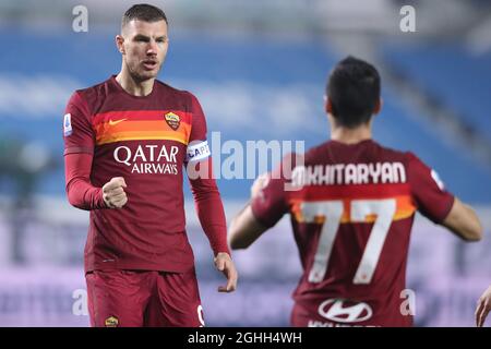 Edin Dzeko di AS Roma festeggia con il compagno di squadra Henrikh Mkhitaryan dopo aver segnato al fianco un 1-0 di vantaggio durante la serie A partita allo stadio Gewiss di Bergamo. Data foto: 20 dicembre 2020. Il credito d'immagine dovrebbe essere: Jonathan Moscrop/Sportimage via PA Images Foto Stock