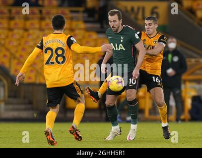 Harry Kane di Tottenham affrontato da Conor Coady di Wolverhampton Wanderers durante la partita della Premier League a Molineux, Wolverhampton. Data foto: 27 dicembre 2020. Il credito dovrebbe essere: Andrew Yates/Sportimage via PA Images Foto Stock