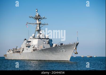 Il cacciatorpediniere missilistico guidato USS Stockdale della Marina degli Stati Uniti di Arleigh Burke-Class arriva a Commander, Fleet Activities Yokosuka per una visita al porto prevista il 28 agosto 2021 a Yokosuka, Giappone. Foto Stock