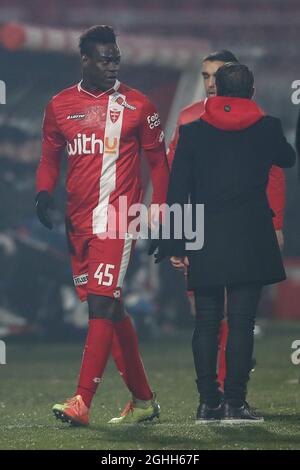 Mario Balotelli dell'AC Monza commenta in direzione di Cristian Brocchi AC Monza Capo allenatore dopo essere stato sostituito durante la partita di Serie B all'U-Power Stadium, . Data foto: 30 dicembre 2020. Il credito d'immagine dovrebbe essere: Jonathan Moscrop/Sportimage via PA Images Foto Stock