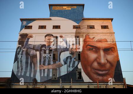 Un murales di artisti siciliani Rick & Loste raffigurante Atalanta BC Capo  allenatore Giampiero Gasperini, giocatori